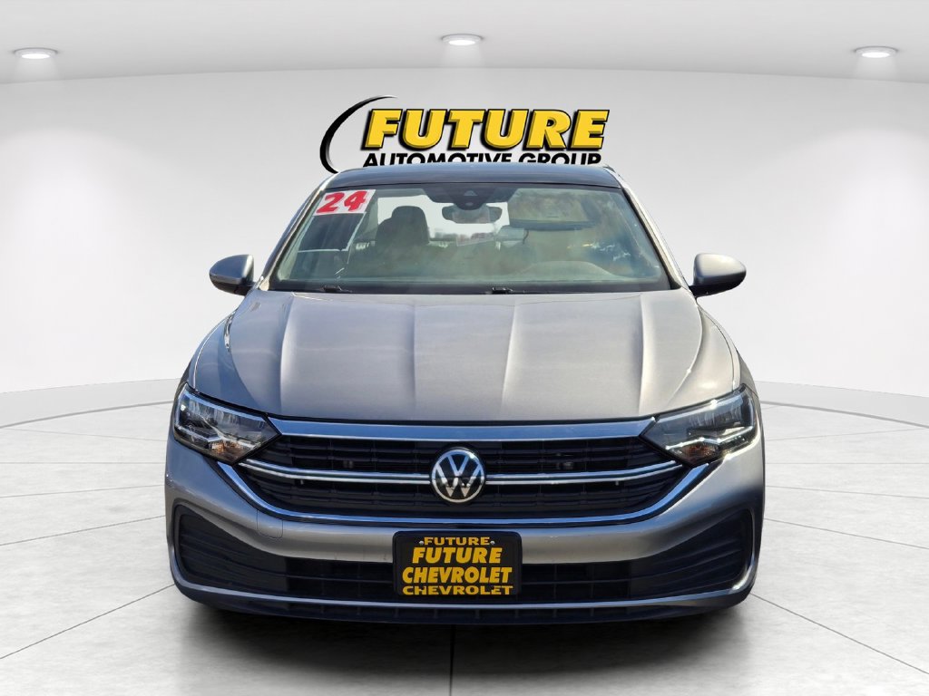 Used 2024 Volkswagen Jetta SE FWD image 2