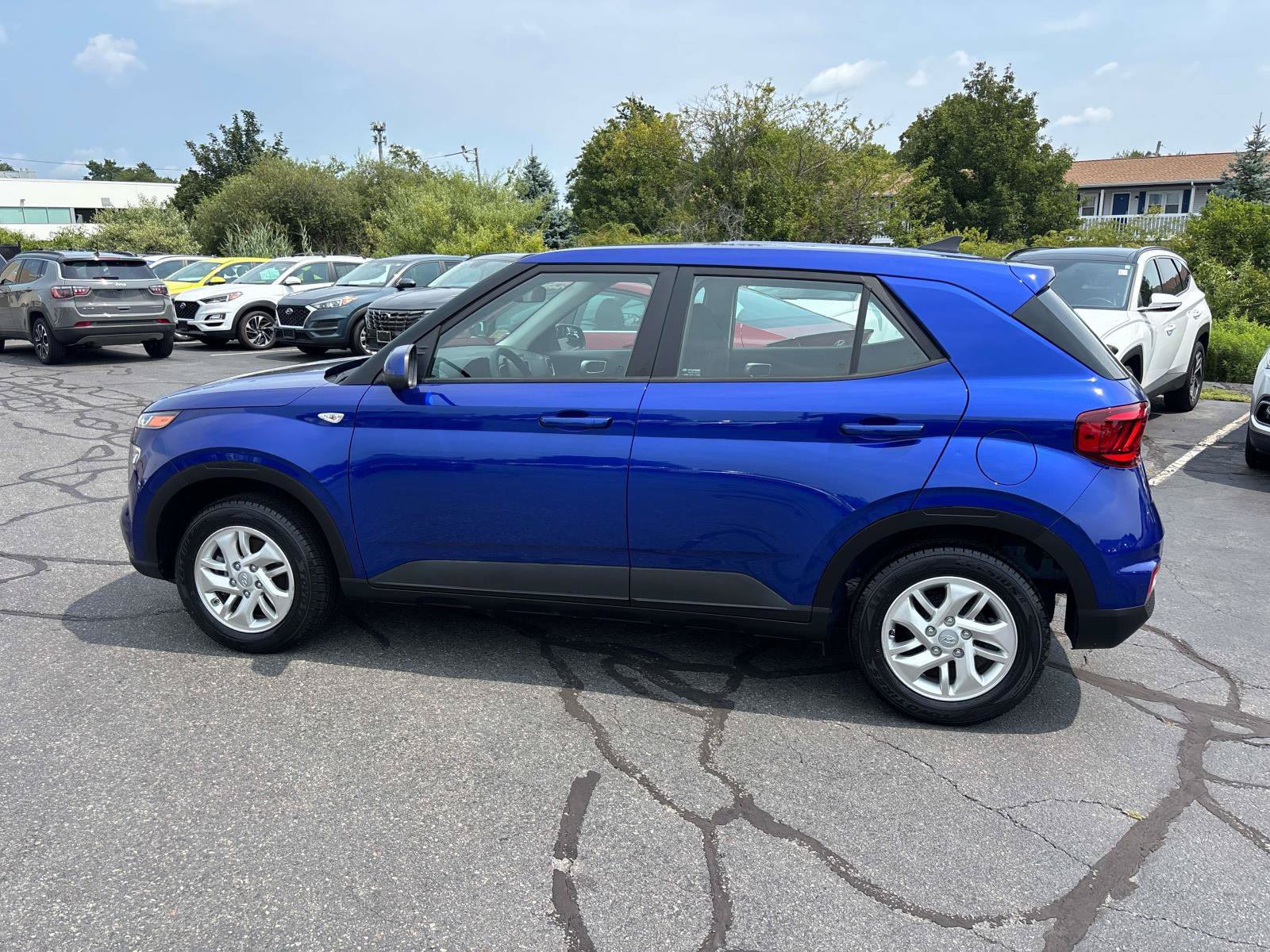Certified 2022 Hyundai Venue SE w/ Cargo Package FWD image 2