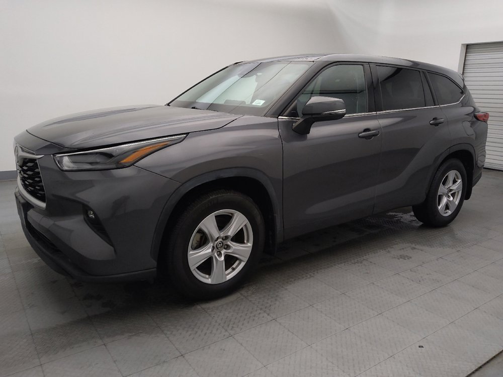 Used 2022 Toyota Highlander LE image 2