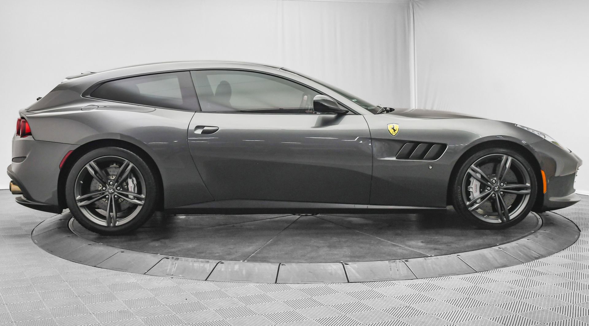 Used 2018 Ferrari GTC4Lusso image 11