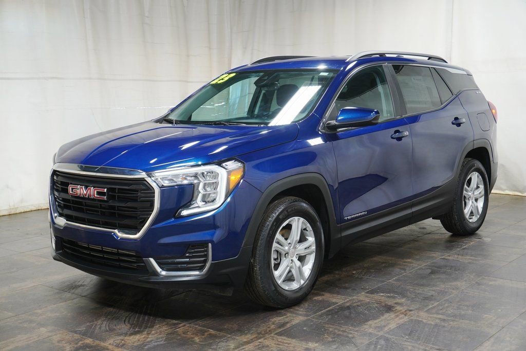 Used 2023 GMC Terrain SLE w/ Driver Convenience Package image 2