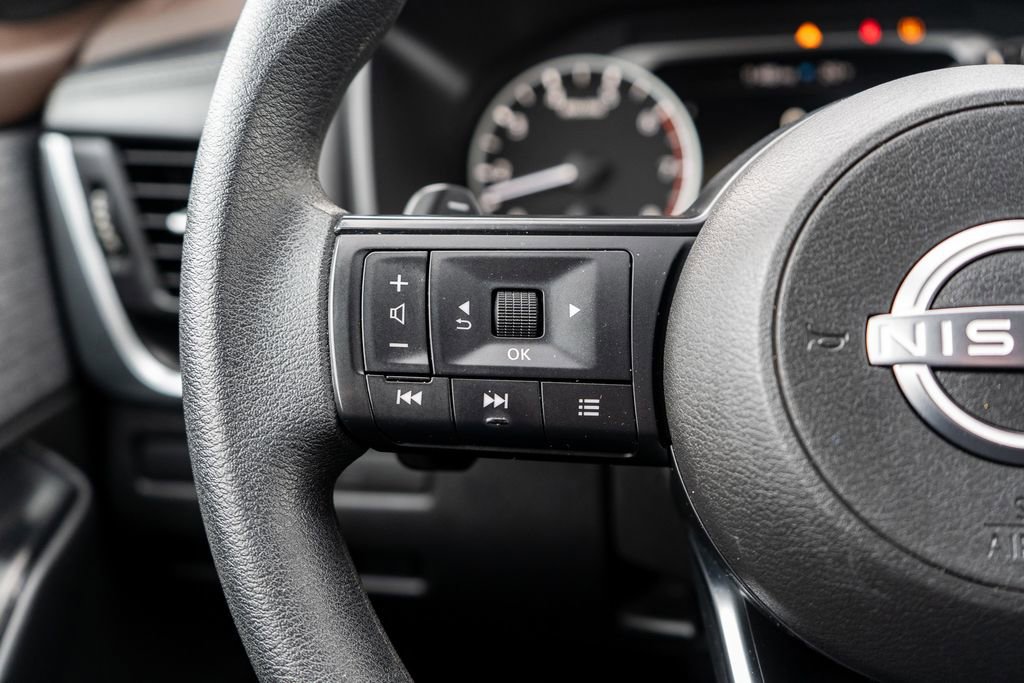 Used 2023 Nissan Rogue S image 22