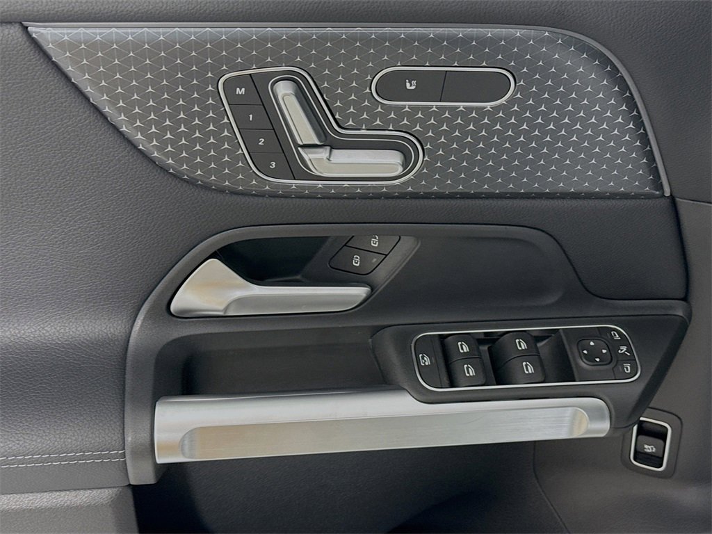 Used 2025 Mercedes-Benz GLB 250 4MATIC image 19