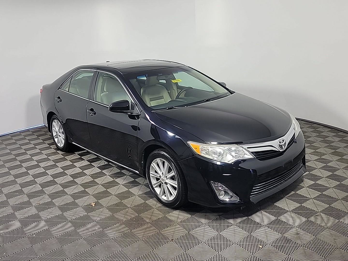 Used 2012 Toyota Camry XLE w/ Leather Pkg FWD image 2