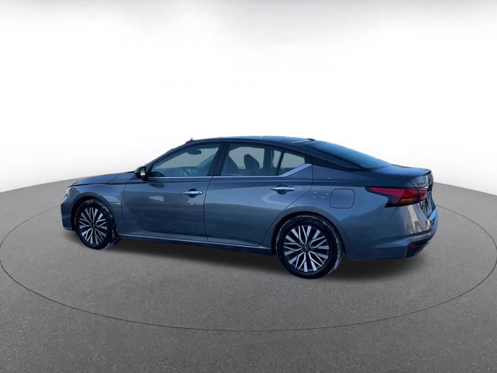 Used 2025 Nissan Altima 2.5 SV image 10