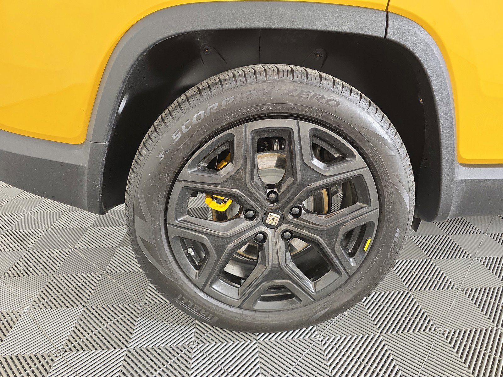 Used 2023 Rivian R1S Adventure image 12