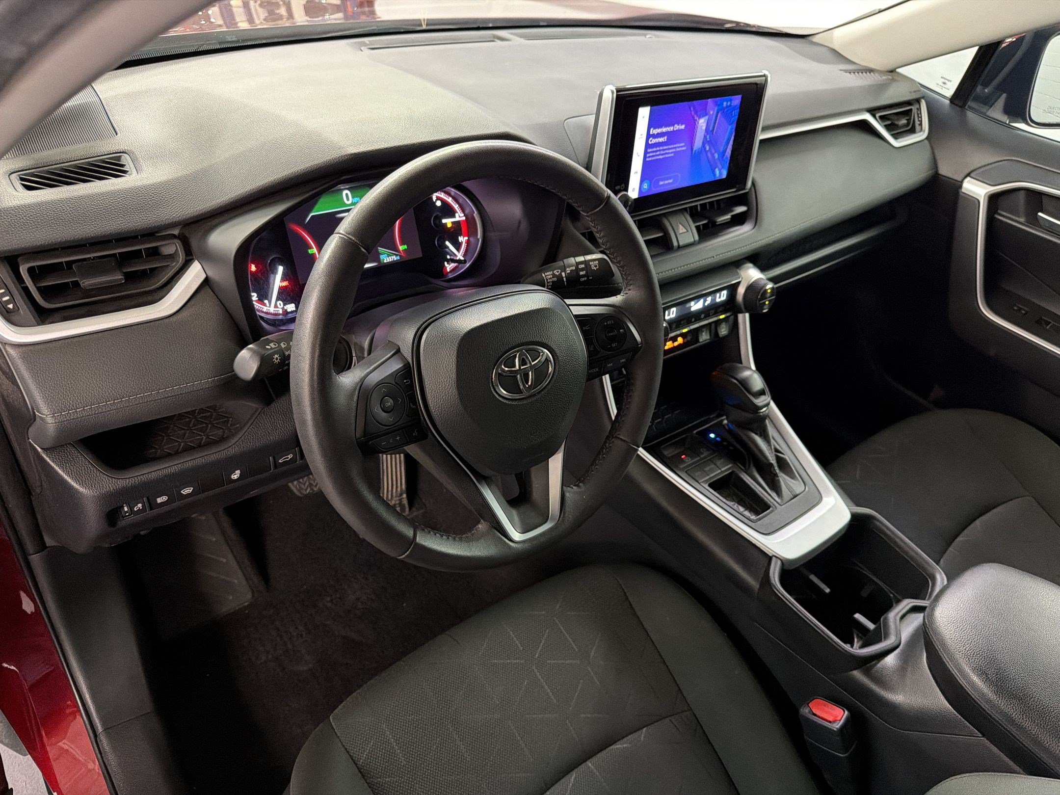 Used 2024 Toyota RAV4 XLE w/ Convenience Package FWD image 4