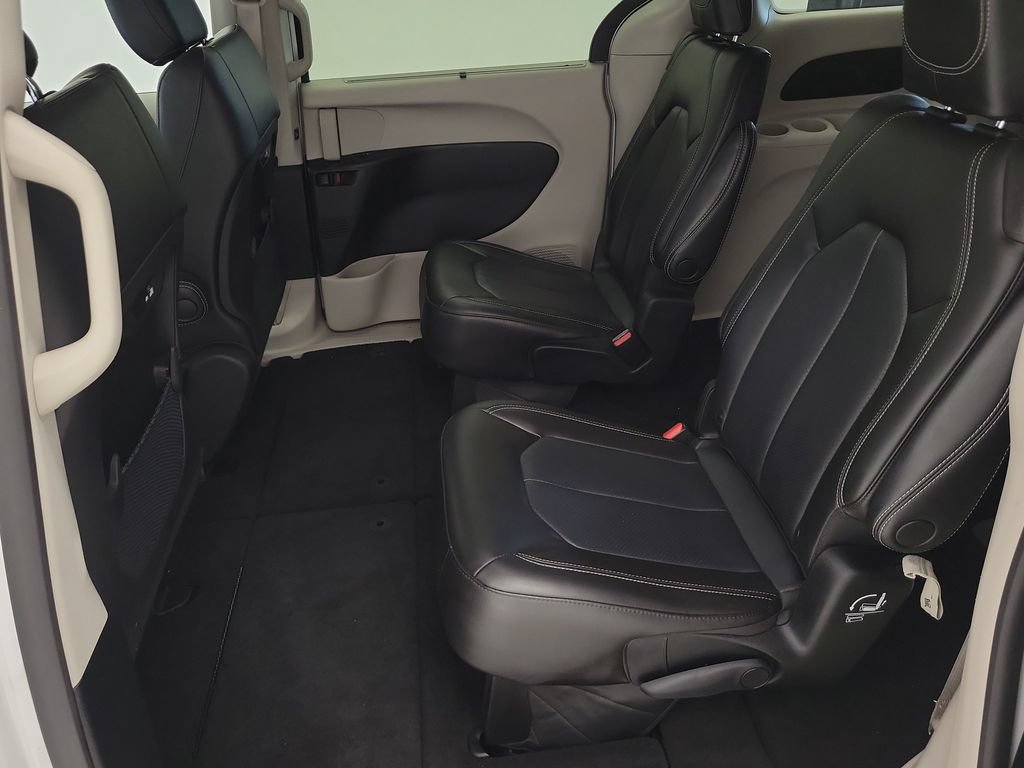 Used 2023 Chrysler Pacifica Touring-L FWD image 23