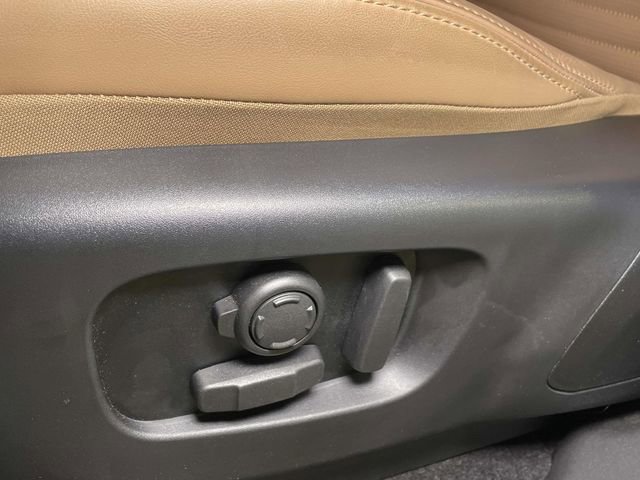 Used 2025 Land Rover Discovery Dynamic SE image 17