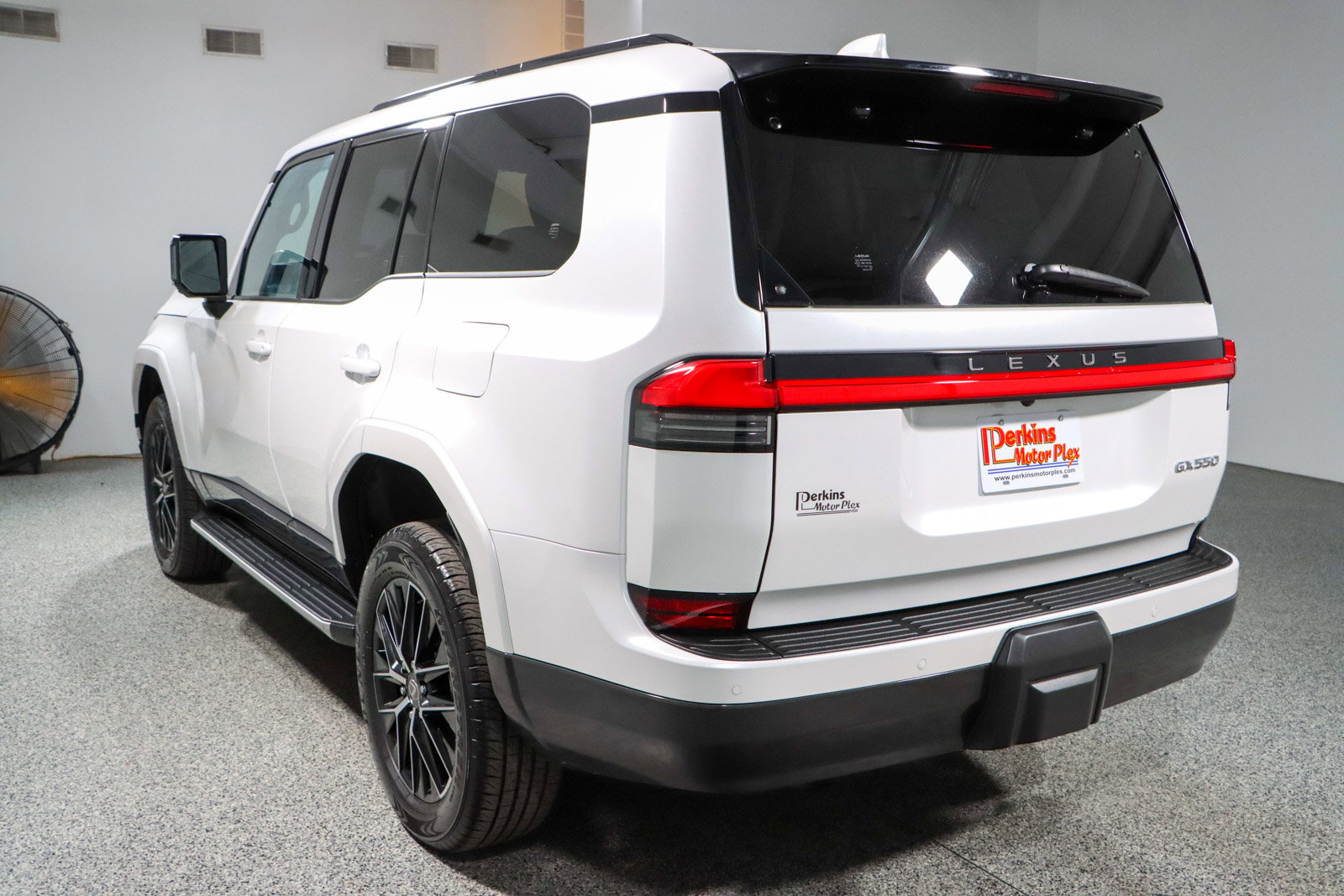 Used 2025 Lexus GX 550 w/ Accessory Package (2T) image 9