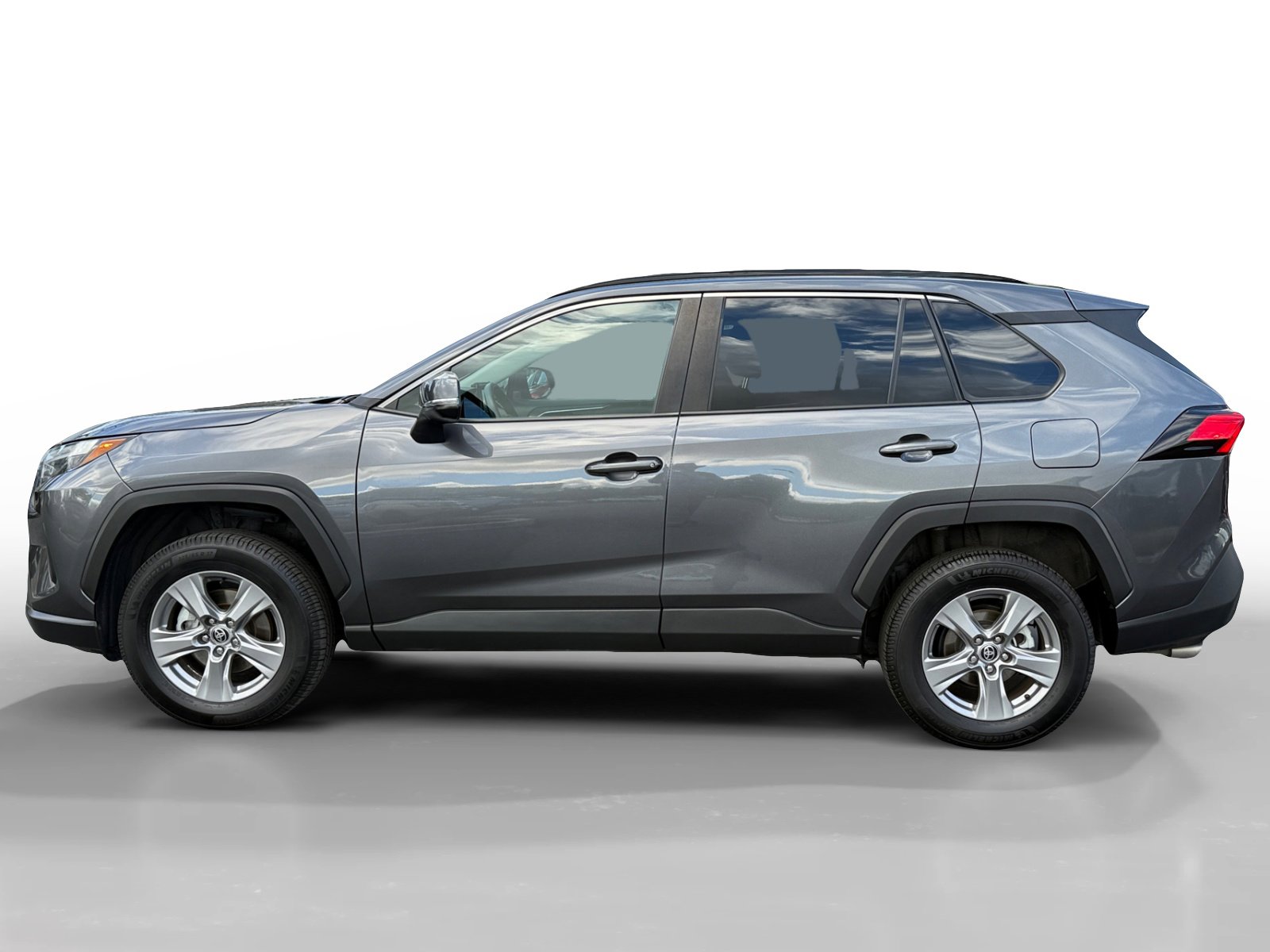 Used 2022 Toyota RAV4 XLE w/ Convenience Package image 2