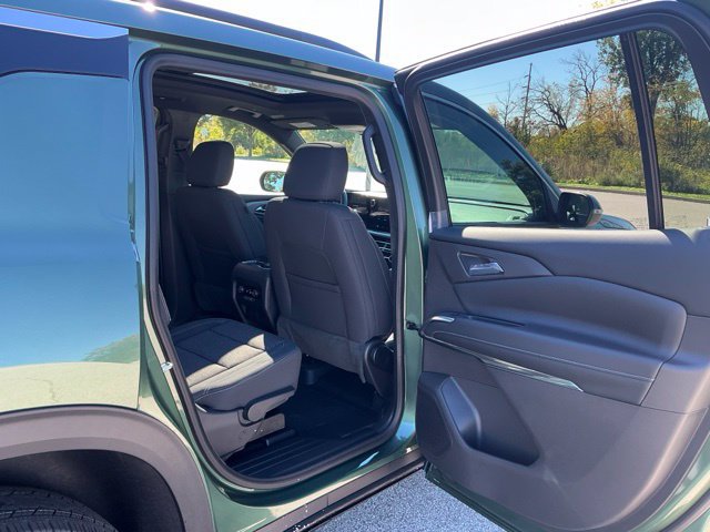 New 2027 Chevrolet Traverse LT w/ Sun and Wheel Package AWD/4WD image 18