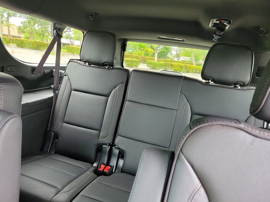 Used 2025 Chevrolet Suburban High Country AWD/4WD image 15