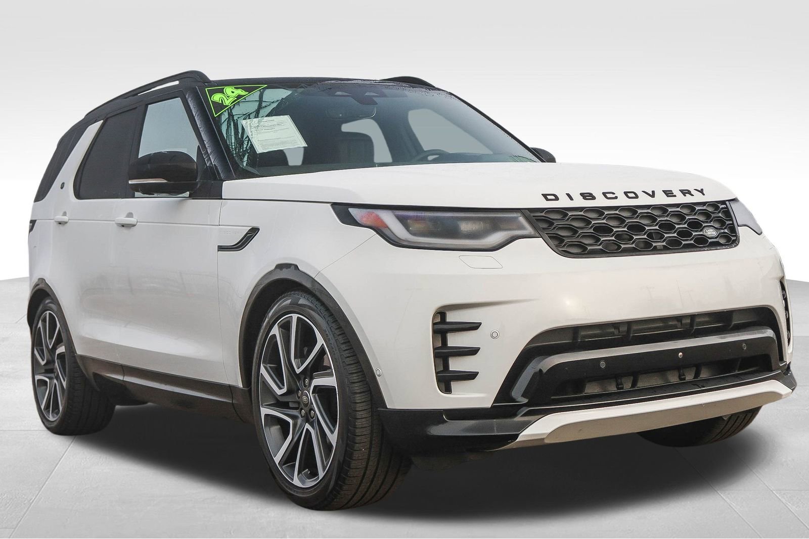 Used 2024 Land Rover Discovery Dynamic SE image 3