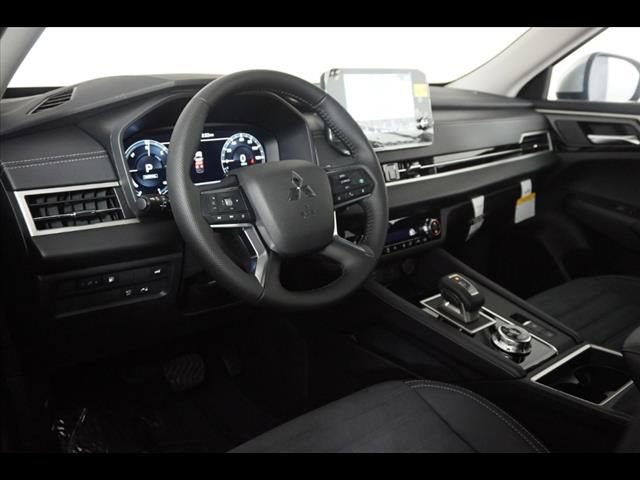 Used 2025 Mitsubishi Outlander SE AWD/4WD image 14