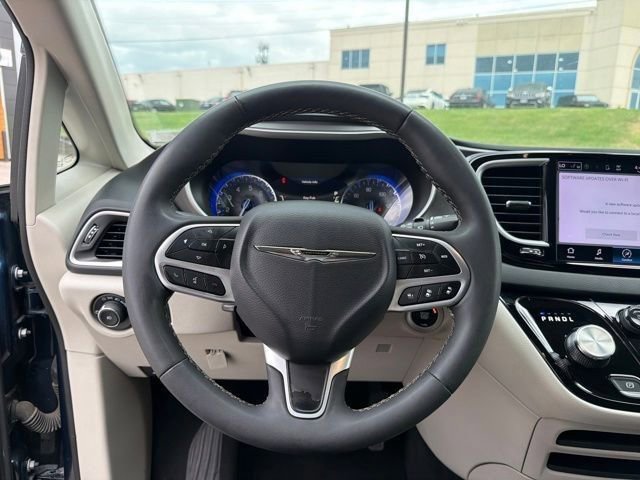 Used 2023 Chrysler Pacifica Touring-L FWD image 38
