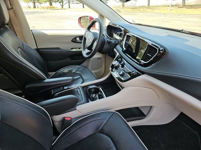 Used 2022 Chrysler Pacifica Limited w/ Uconnect Theater Family Group image 11