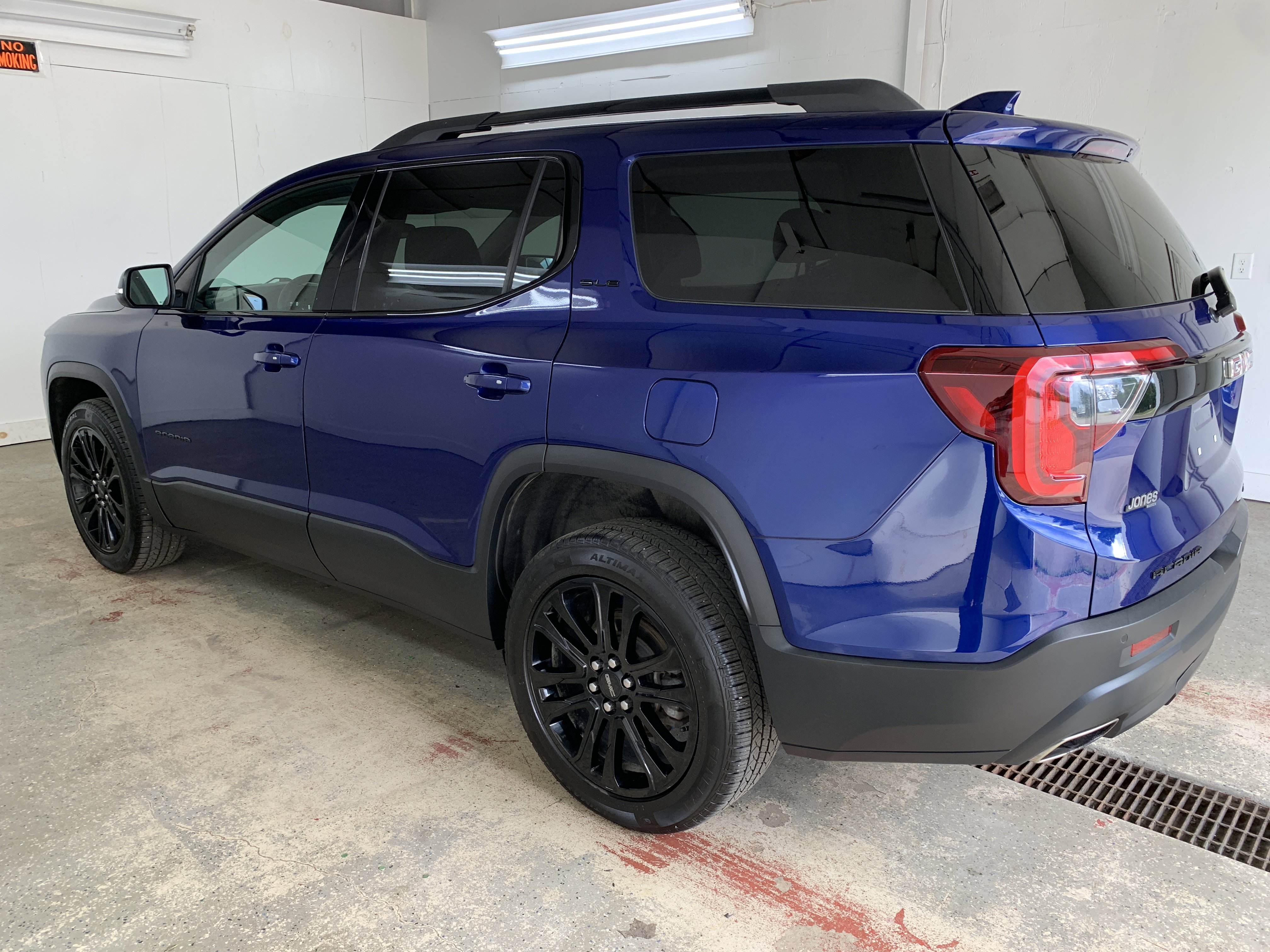 Used 2023 GMC Acadia SLE w/ Elevation Edition image 4