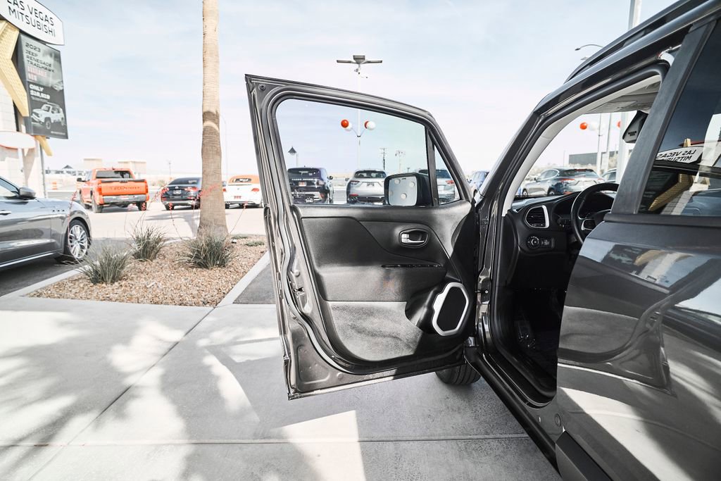 Used 2020 Jeep Renegade Latitude w/ UConnect 8.4 Nav Group AWD/4WD image 18