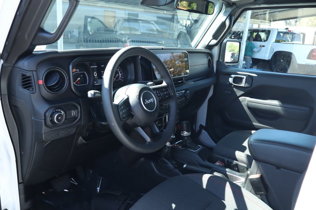 Certified 2025 Jeep Wrangler Unlimited Rubicon AWD/4WD image 17