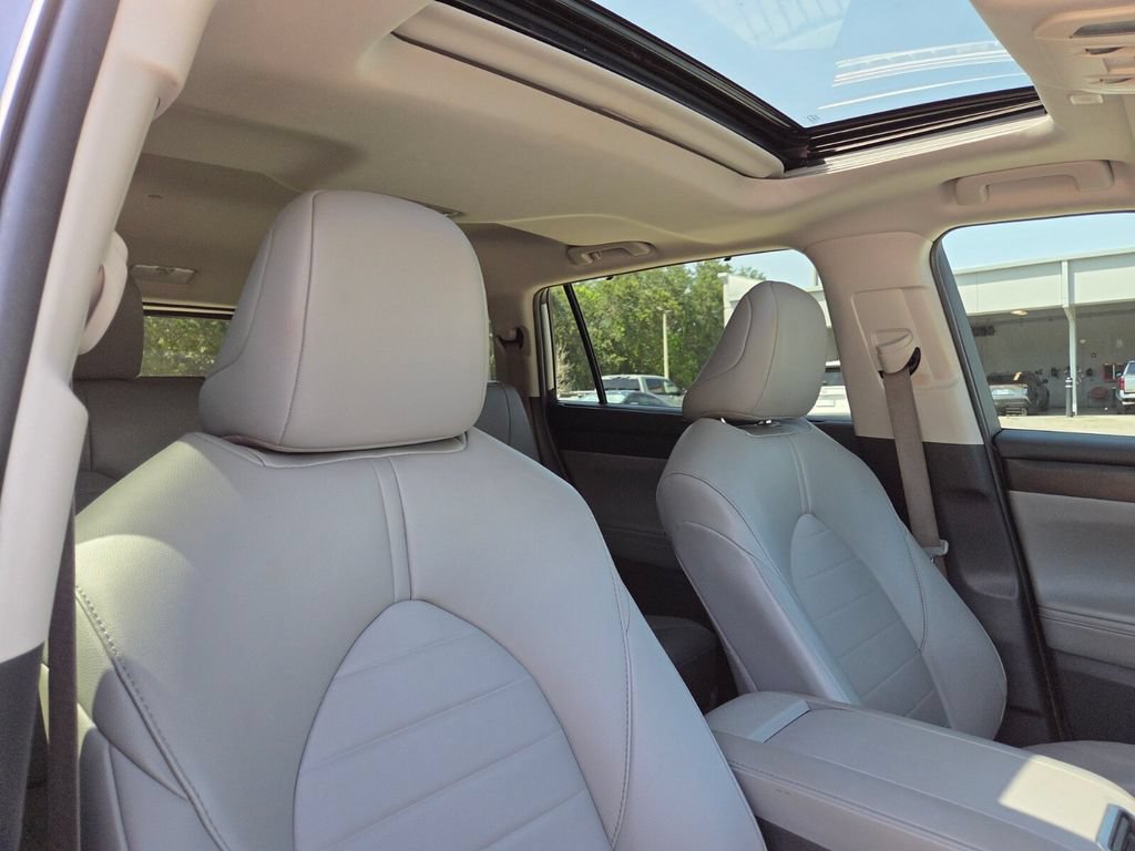 Used 2024 Toyota Highlander XLE FWD image 15