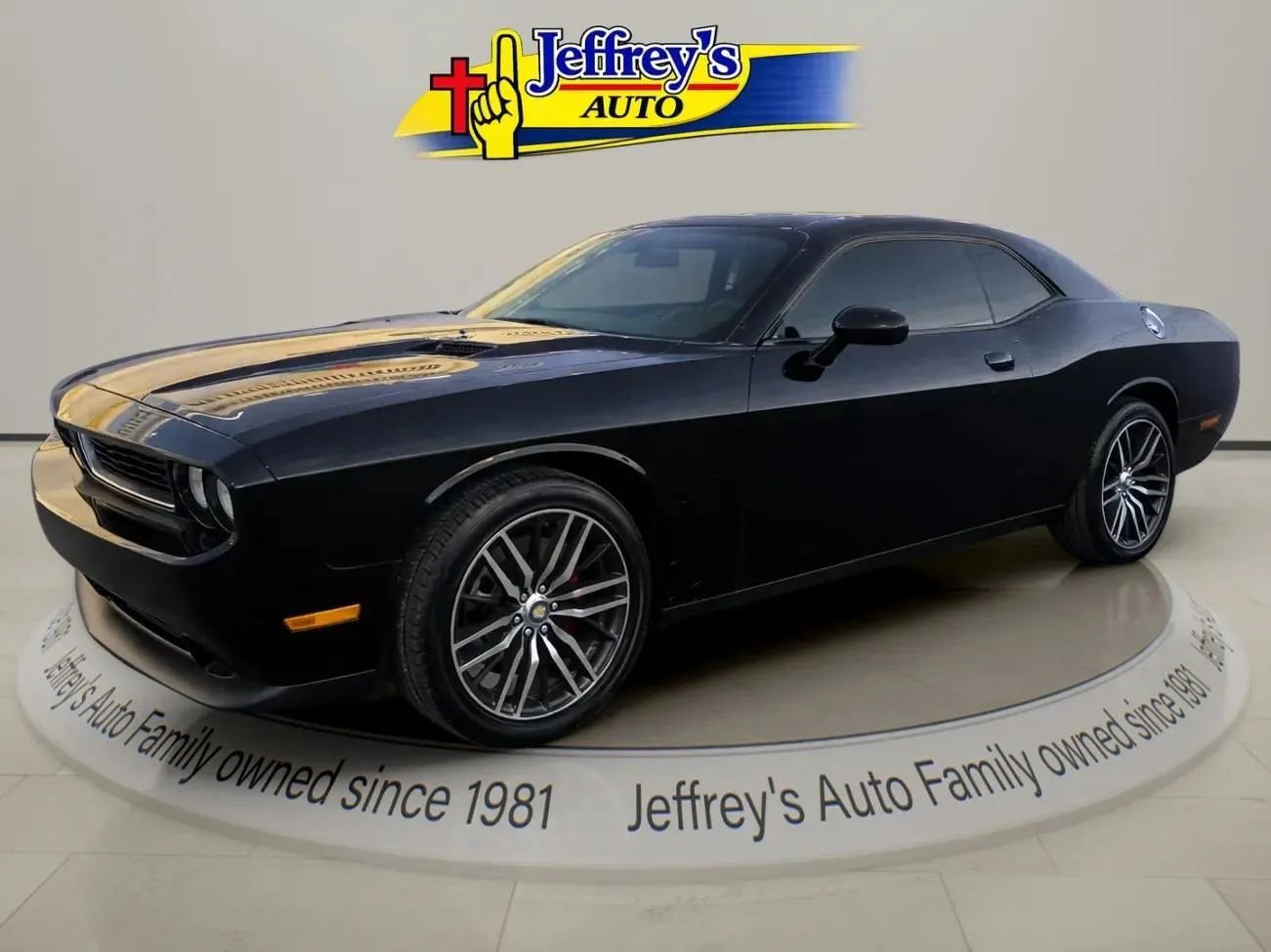 Used 2013 Dodge Challenger SXT RWD image 1