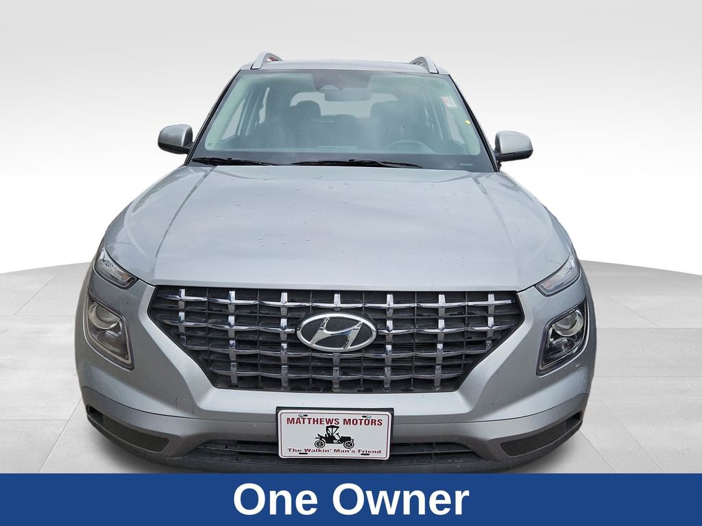 Used 2025 Hyundai Venue SEL FWD image 2
