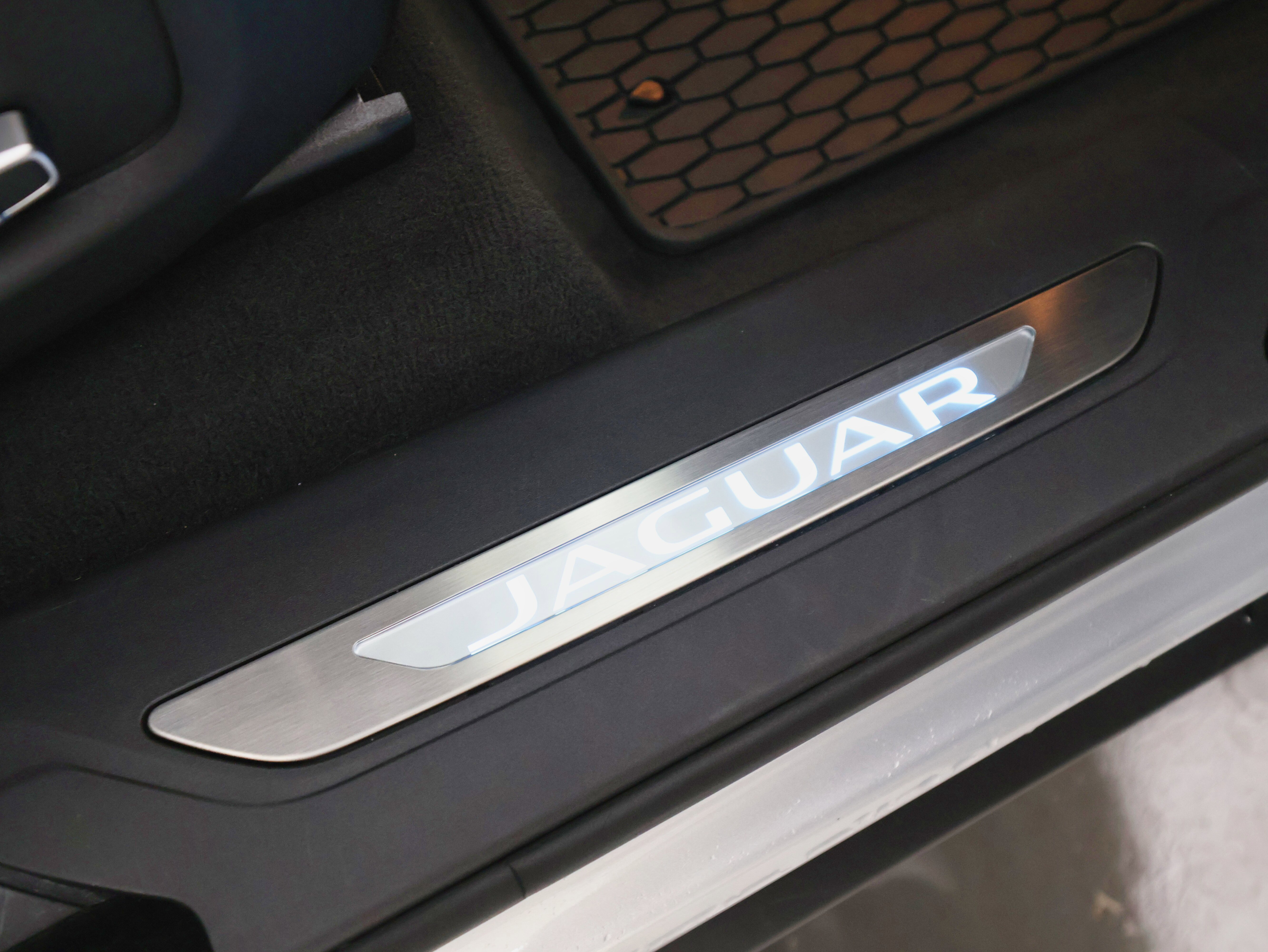 Used 2020 Jaguar F-PACE SVR image 47