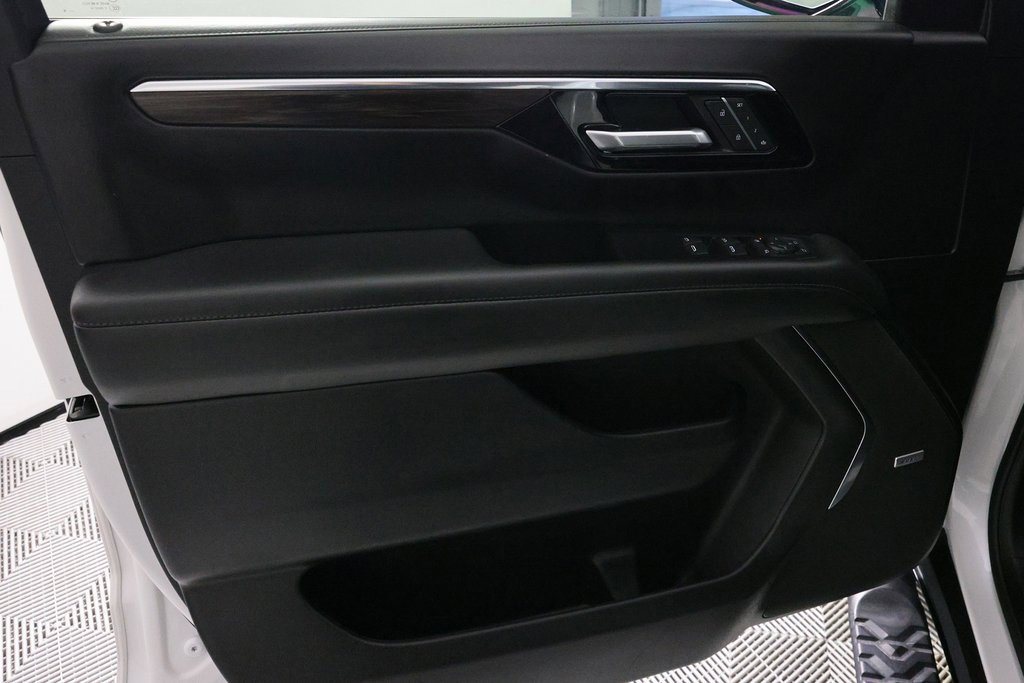 Used 2025 Chevrolet Suburban Z71 w/ Comfort Package image 17