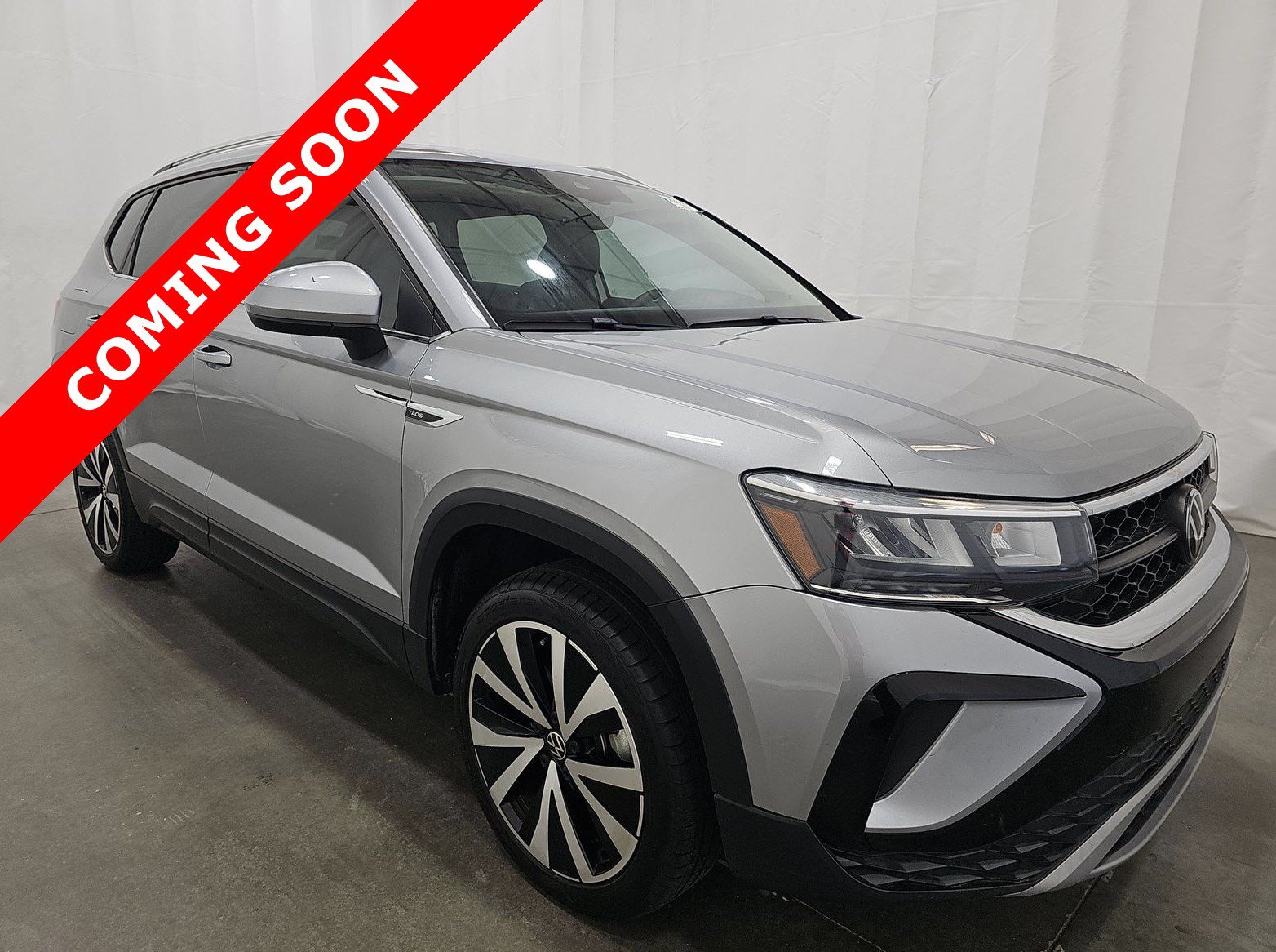 Used 2023 Volkswagen Taos SE w/ Panoramic Sunroof Package FWD image 3