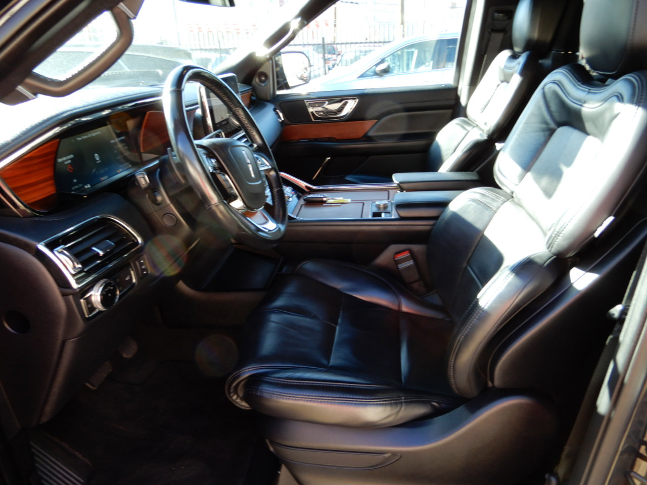 Used 2020 Lincoln Navigator Reserve image 11