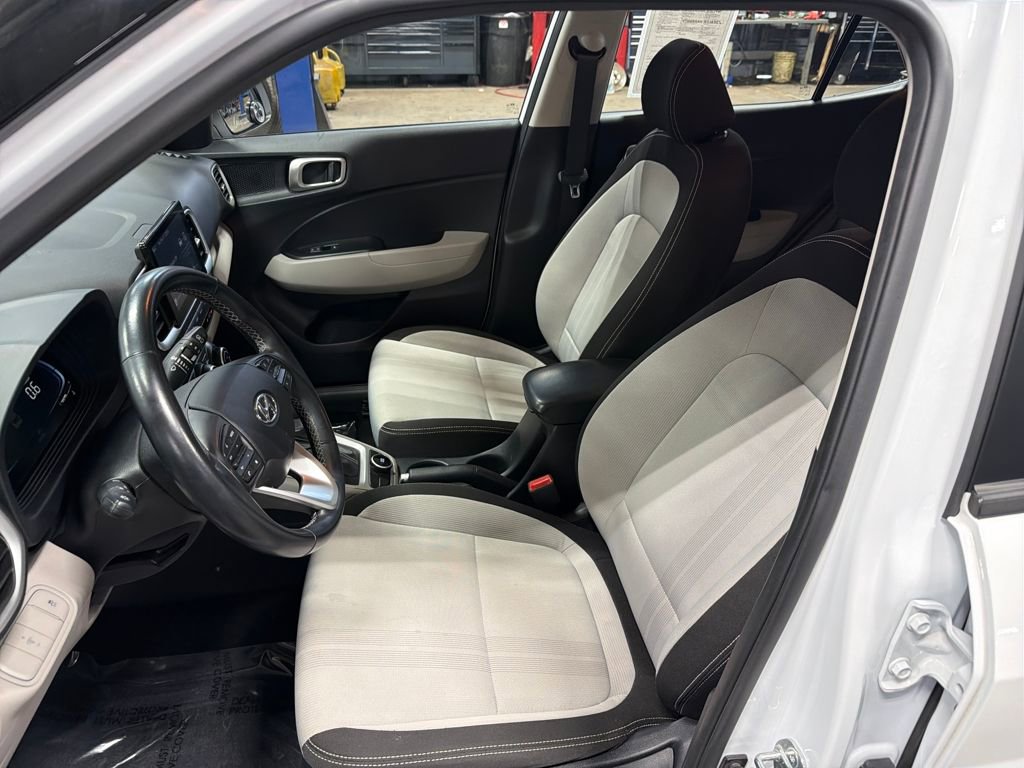 Used 2024 Hyundai Venue SEL image 9