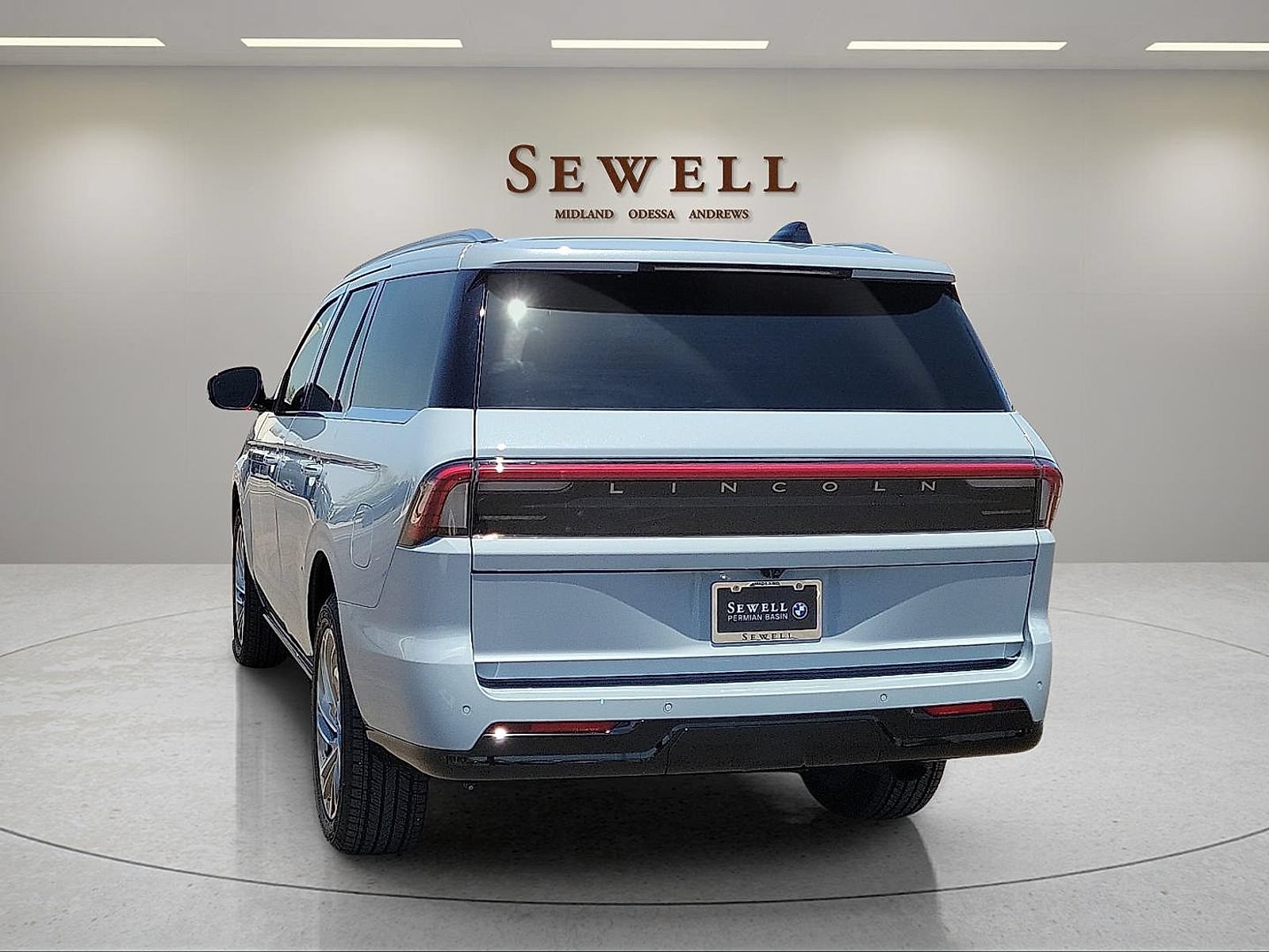 Used 2026 Lincoln Navigator Reserve AWD/4WD image 3