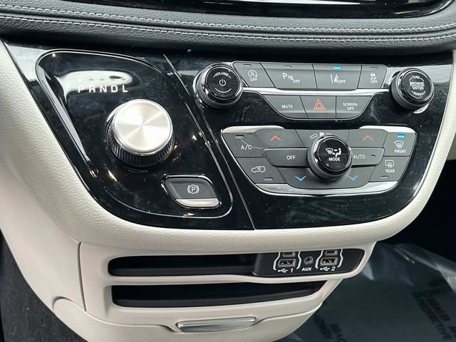 Used 2023 Chrysler Pacifica Touring-L AWD/4WD image 34