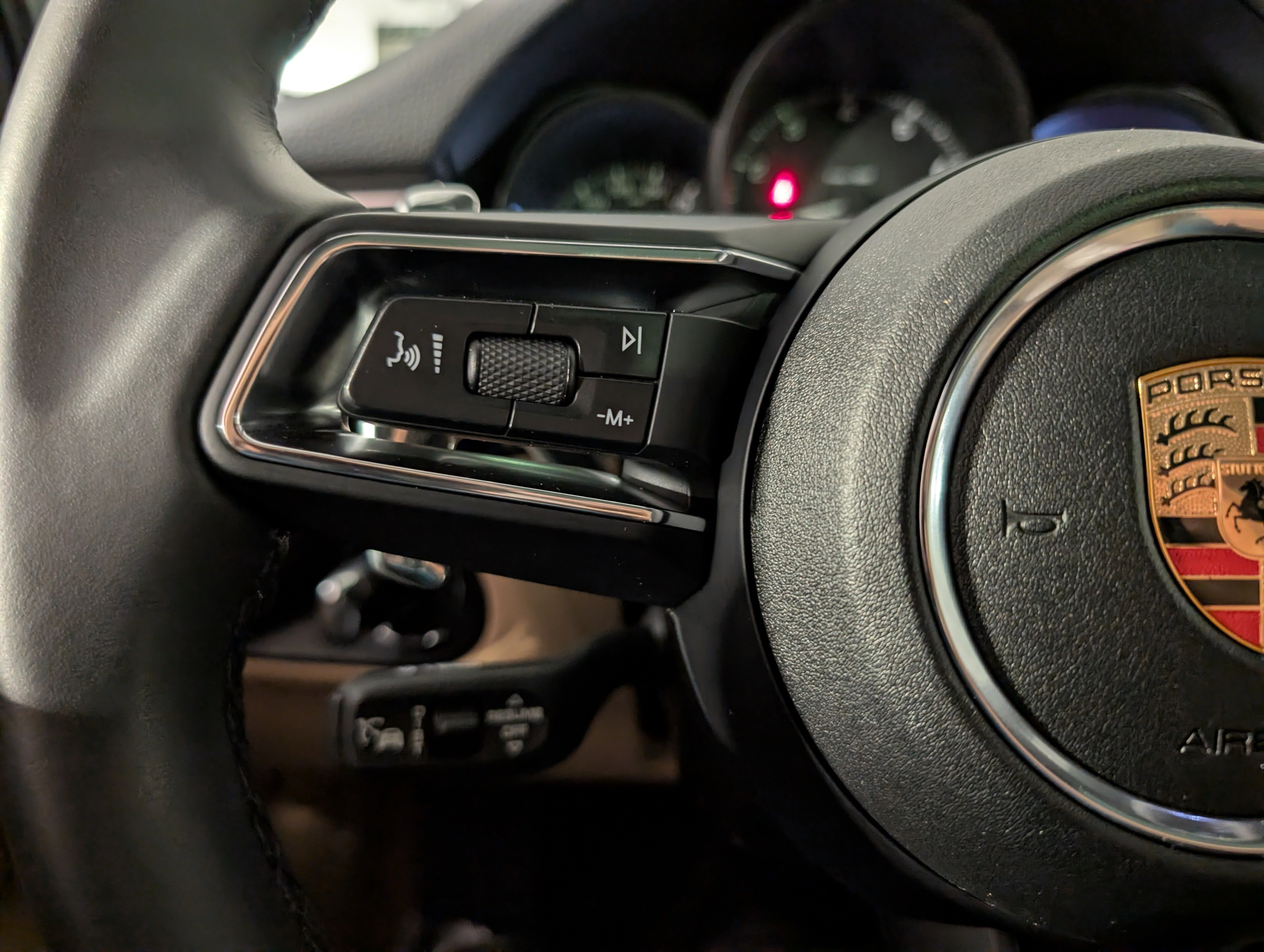 Certified 2025 Porsche Macan image 26