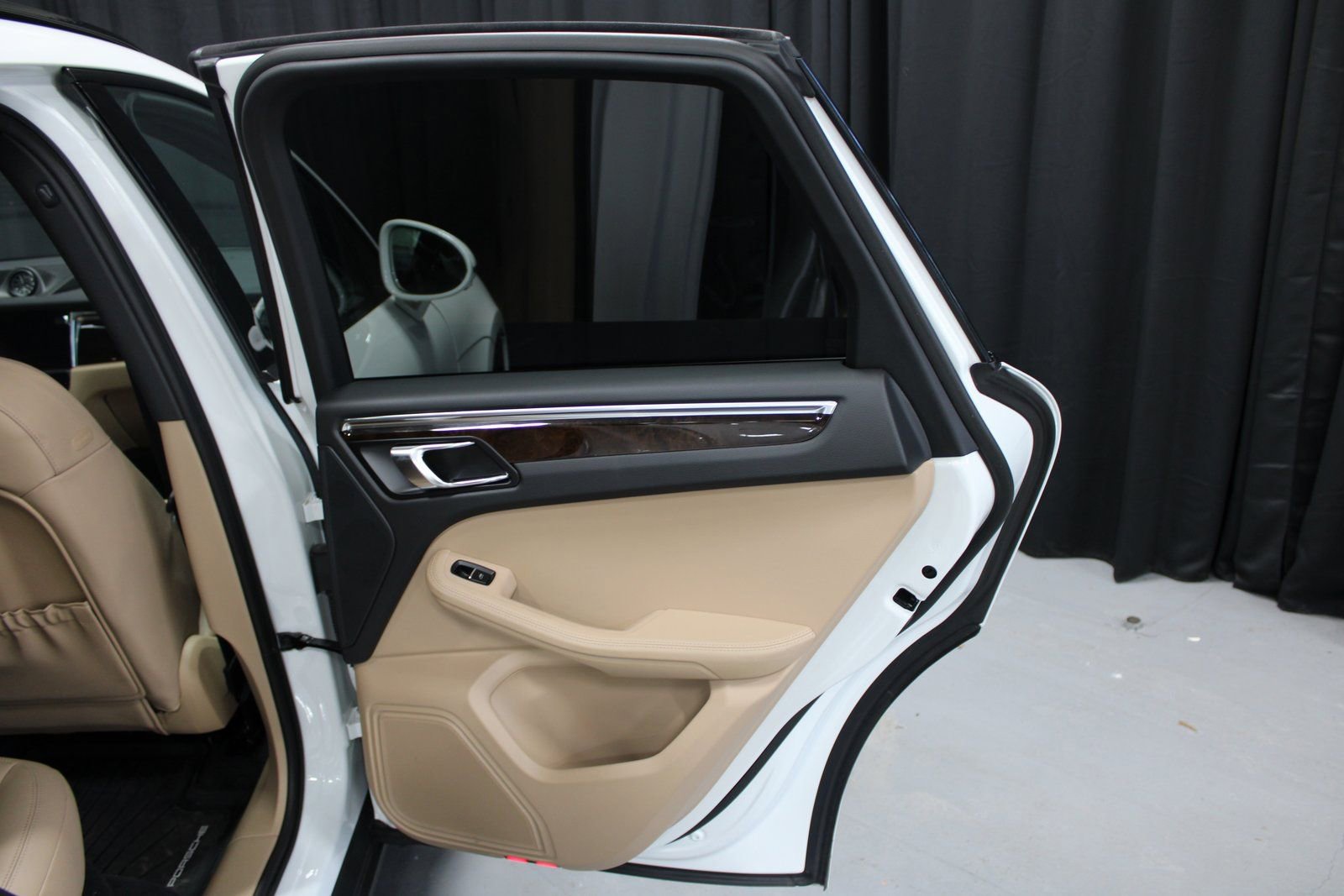 Certified 2025 Porsche Macan image 22