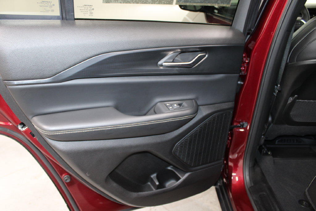 Used 2025 Jeep Grand Cherokee Altitude AWD/4WD image 21