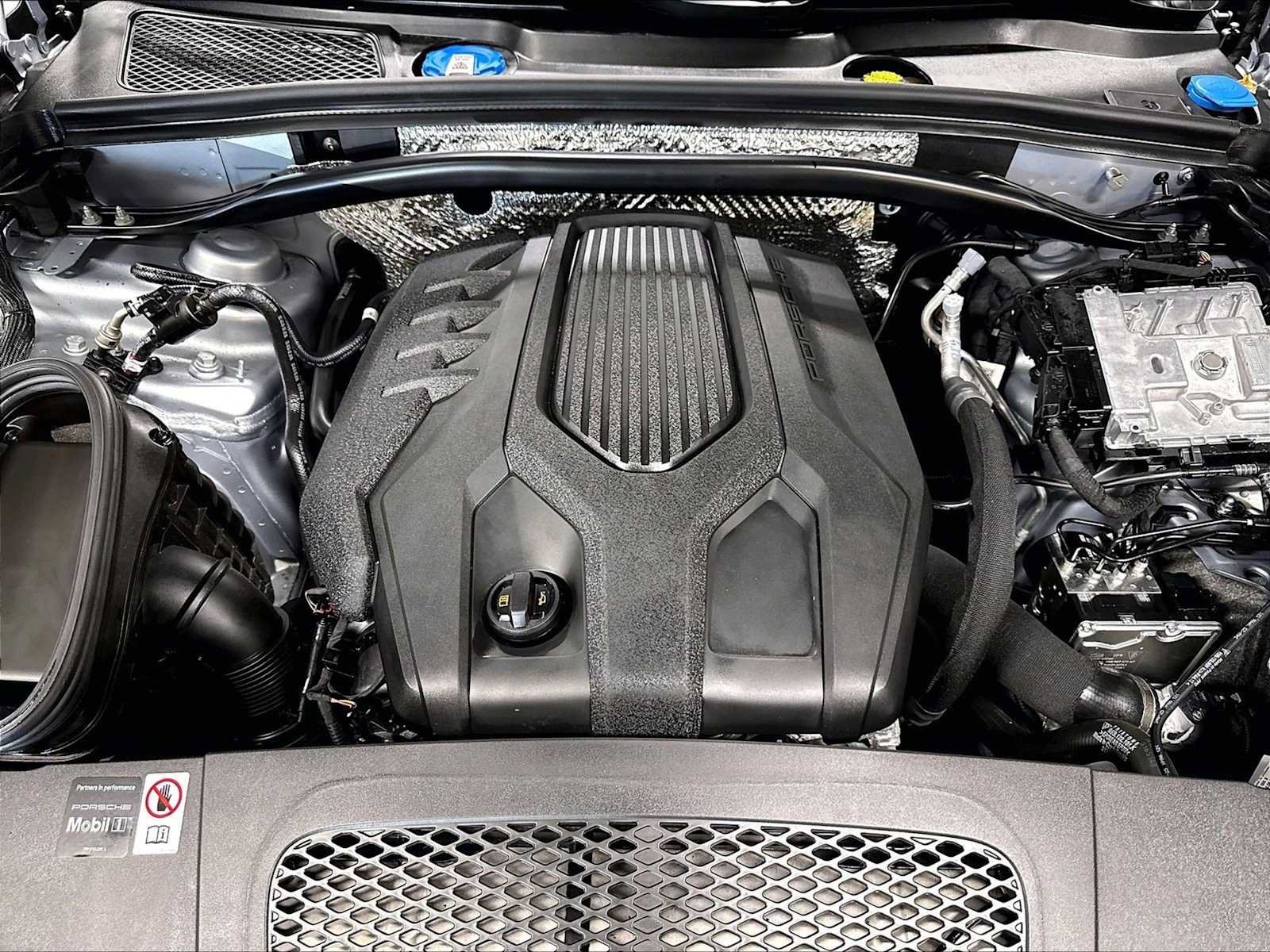 Used 2026 Porsche Macan AWD/4WD image 36