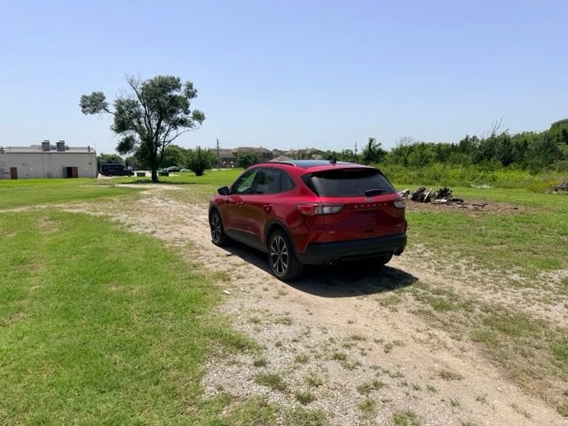 Used 2022 Ford Escape SE w/ SE Sport Appearance Package AWD/4WD image 3