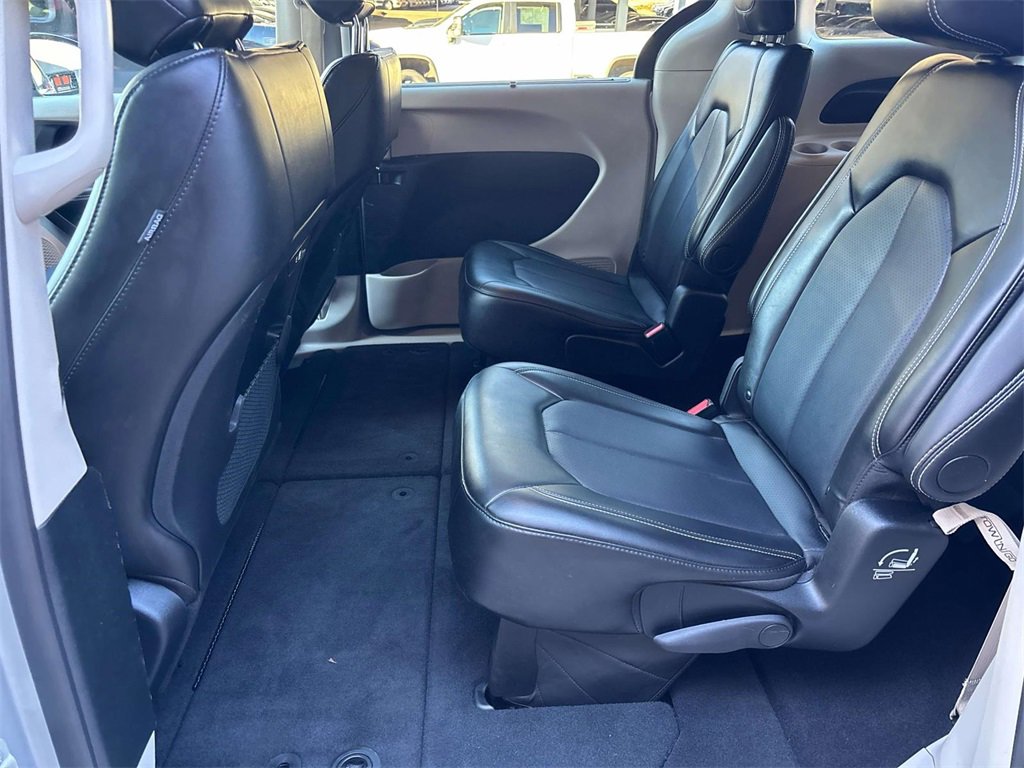 Used 2024 Chrysler Pacifica Touring-L image 11