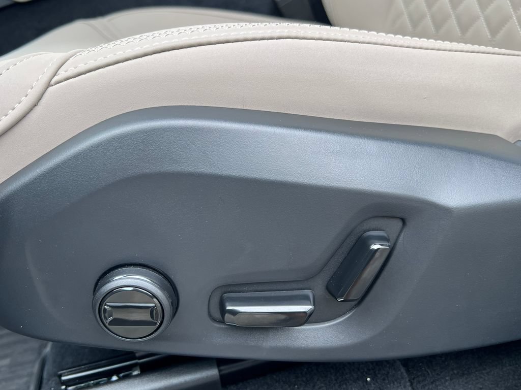 New 2026 Volvo XC90 B6 Plus w/ Protection Package Premier AWD/4WD image 15