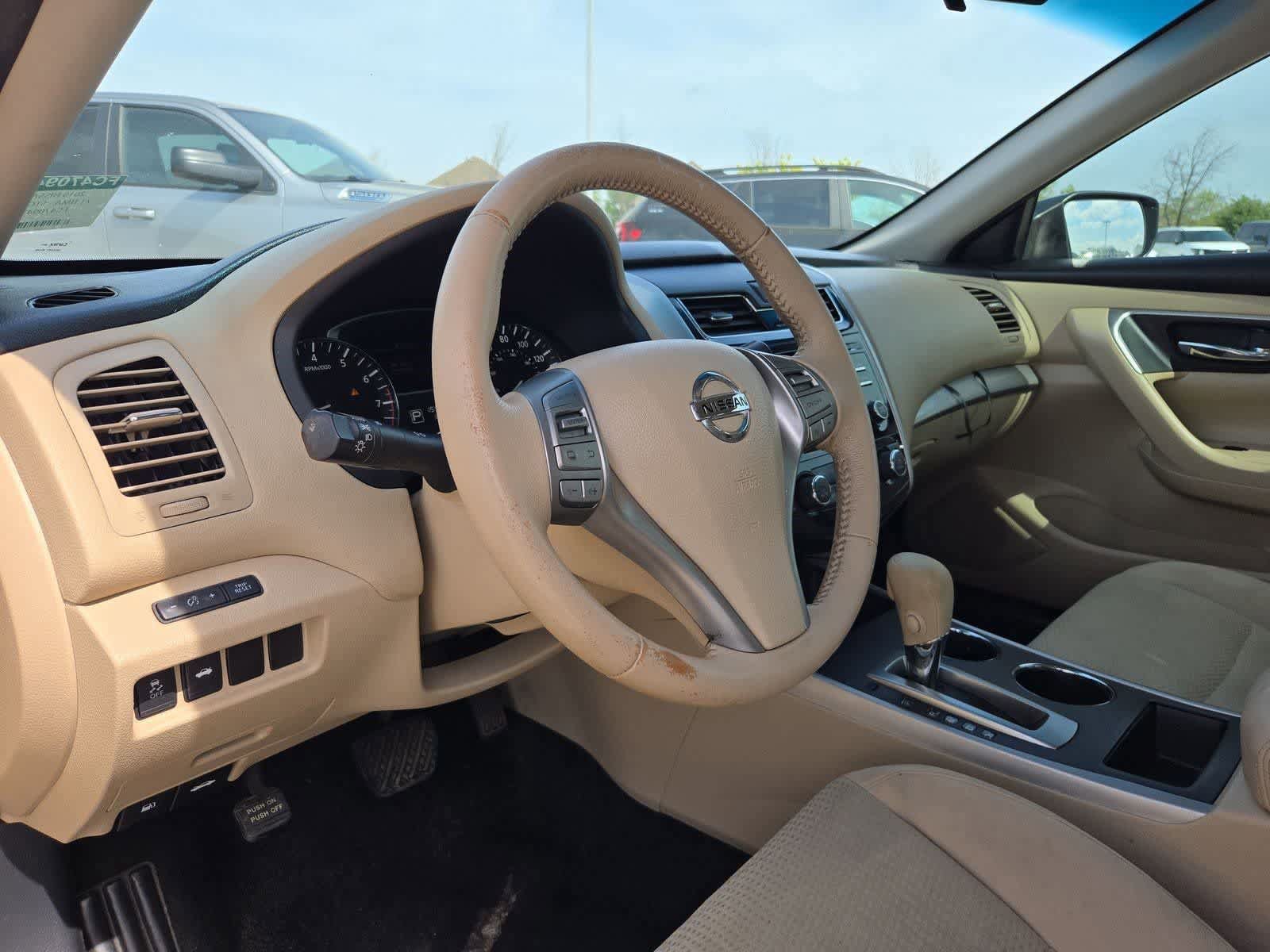 Used 2015 Nissan Altima 2.5 SV image 2