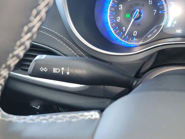Used 2025 Chrysler Pacifica Limited image 16