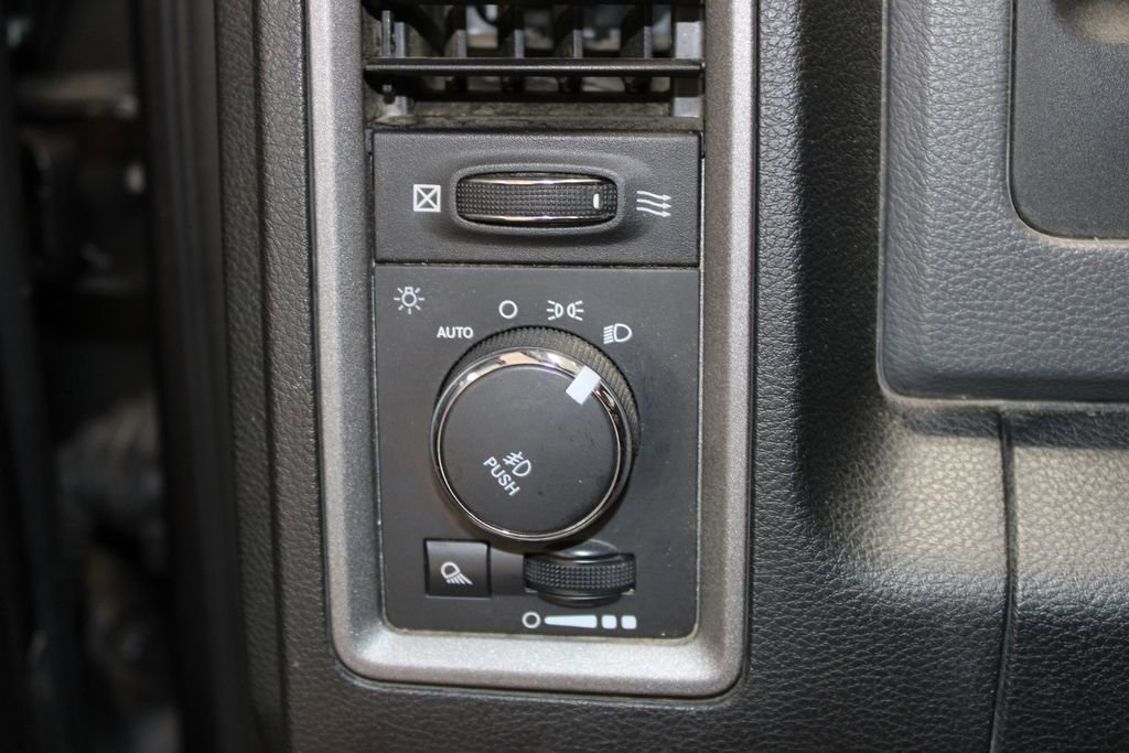 Used 2015 RAM 1500 Express RWD image 39
