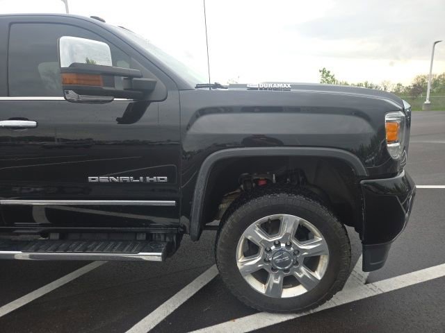 Used 2017 GMC Sierra 2500 Denali w/ Duramax Plus Package AWD/4WD image 5