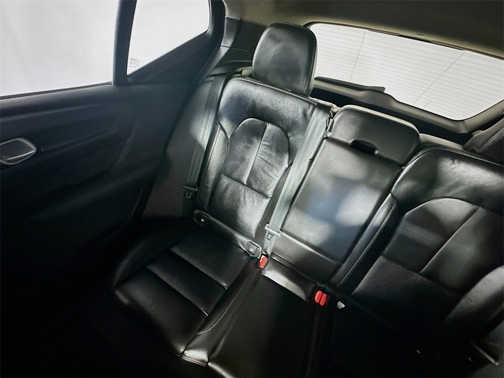 Used 2022 Volvo XC40 T4 Momentum image 12