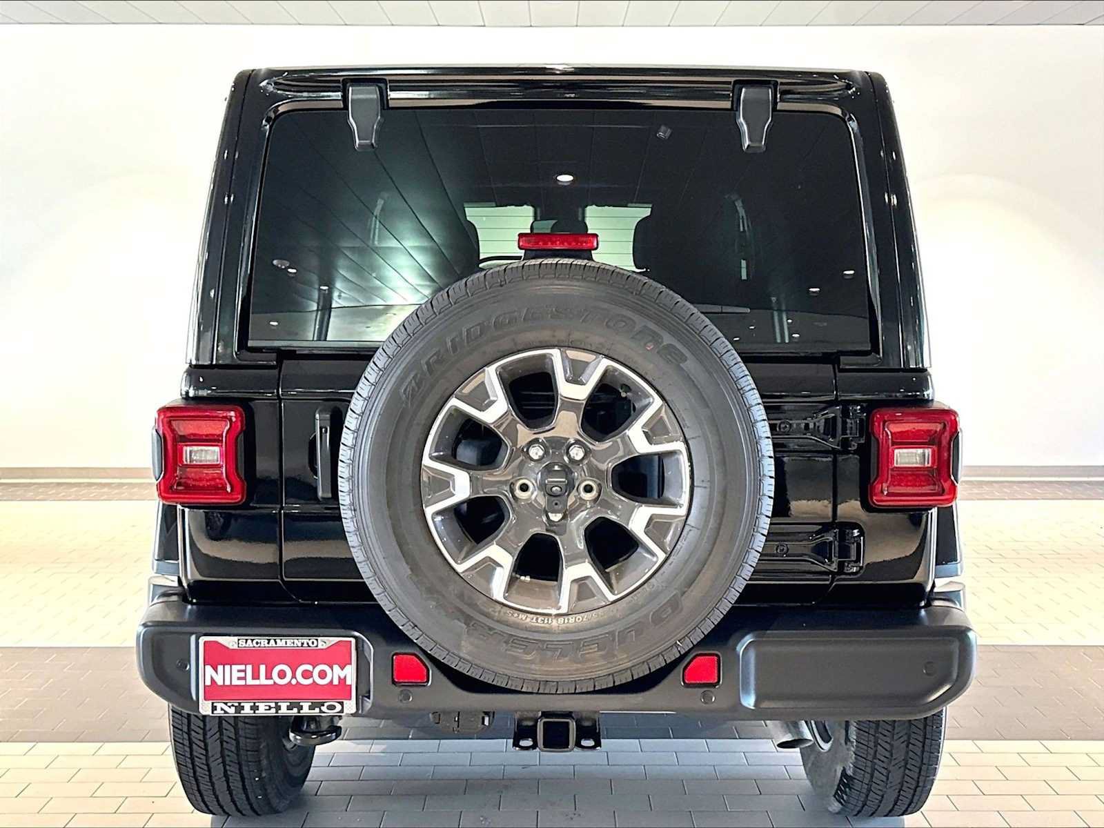 Used 2024 Jeep Wrangler Unlimited Sahara w/ Safety Group AWD/4WD image 9