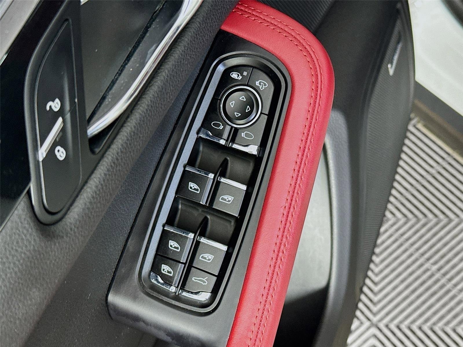 Used 2018 Porsche Macan AWD/4WD image 20
