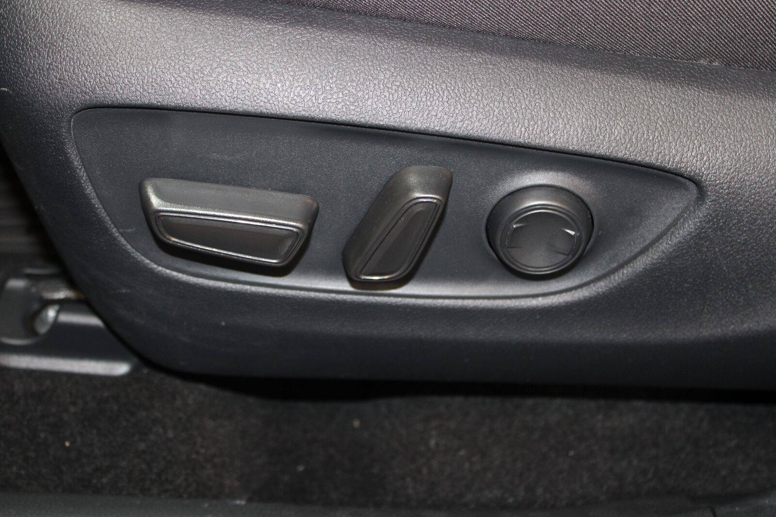 Used 2025 Toyota RAV4 SE AWD/4WD image 34