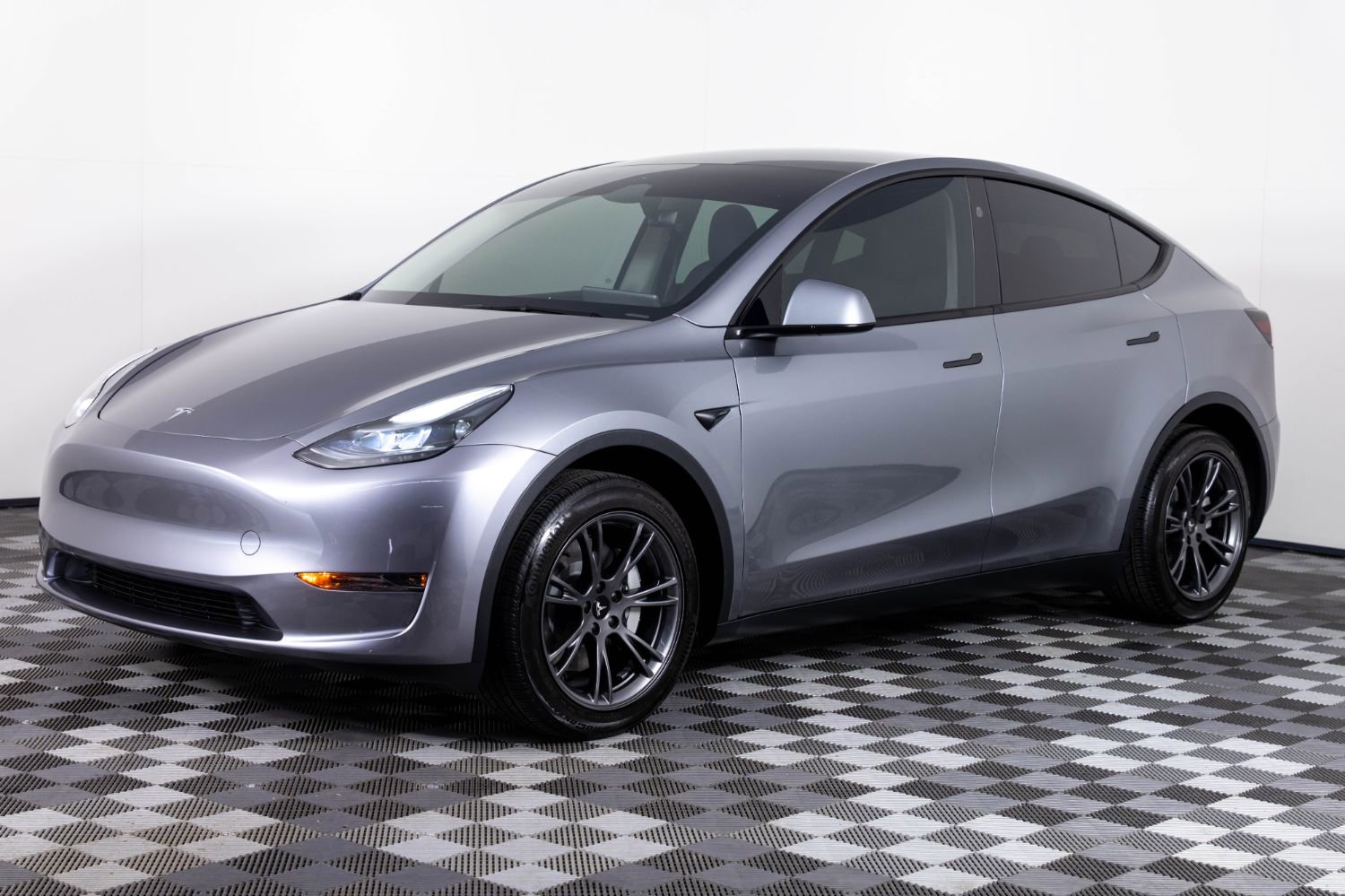 Used 2025 Tesla Model Y Long Range RWD image 1